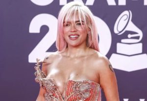 Karol G fue señalada recientemente de copiar el estilo de baile de Shakira.